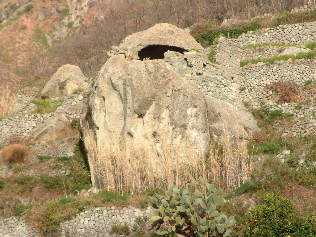 abitazione bilivelli con pozzo cisterna cellaio e palmento-3